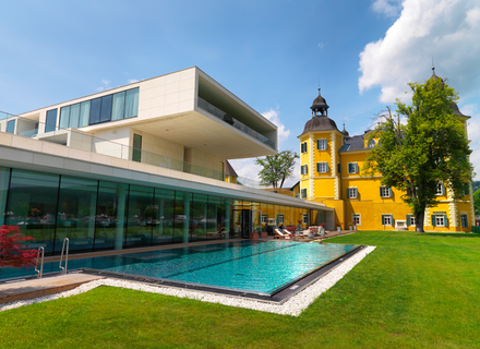 Der Aussenpool vom Schlosshotel Velden
