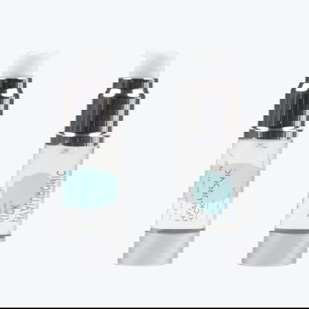 Zwei Flaschen N°7 Hyaluronic Kick auf weißem Hintergrund.