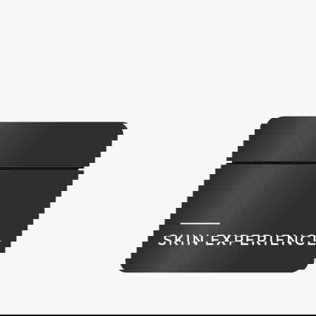 Ein schwarzes Glas mit der Aufschrift N°0 Skin Experience darauf.