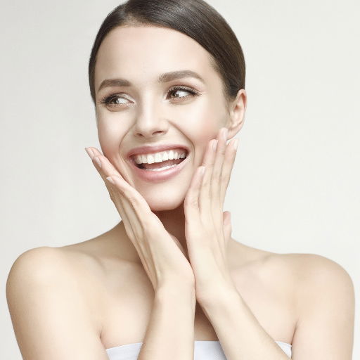 Wunderschöne Frau freut sich über Botox zur Faltenreduktion